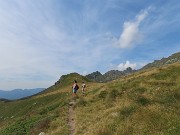 48 Raggiungiamo il pianoro ondulato tra le cime del Mincucco